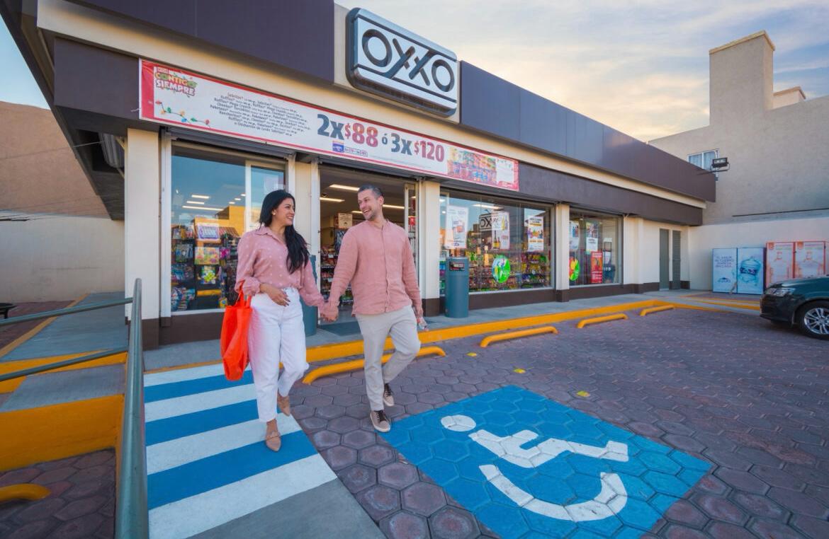 Tienda Oxxo dentro del fraccionamiento